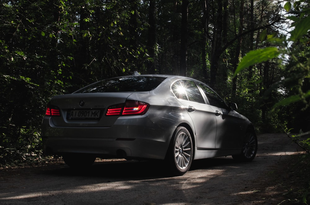 BMW M 3 coupé noir garé sur une route asphaltée grise pendant la journée