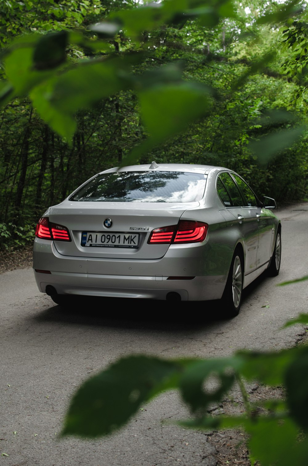 회색 BMW M 3 쿠페는 낮 동안 회색 콘크리트 도로에 주차