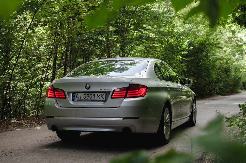 Graues BMW M 3 Coupé tagsüber auf grauer Betonstraße geparkt