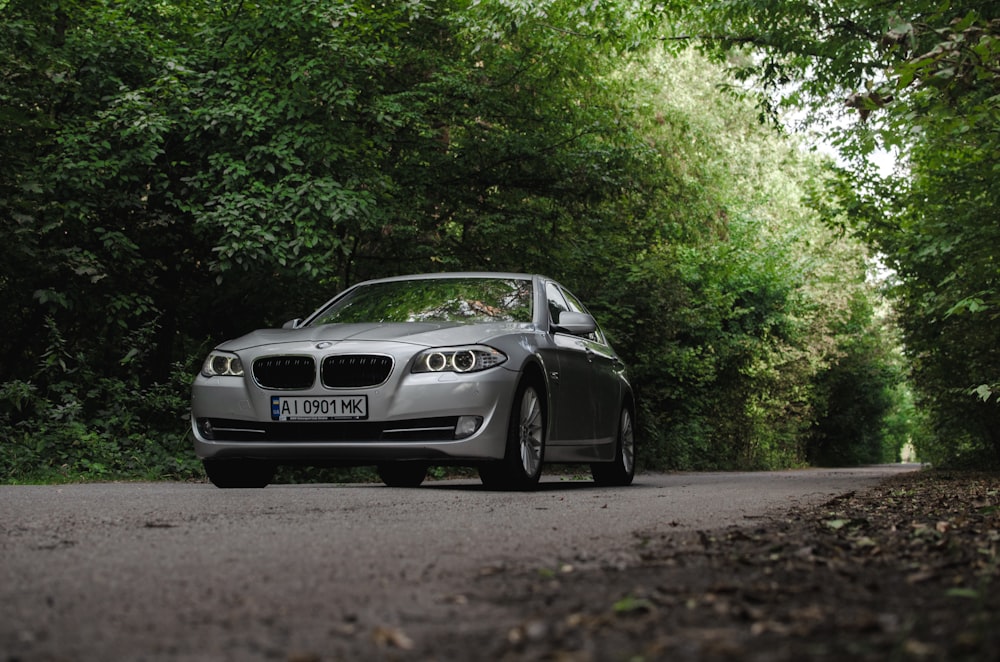 preto bmw m 3 cupê na estrada durante o dia