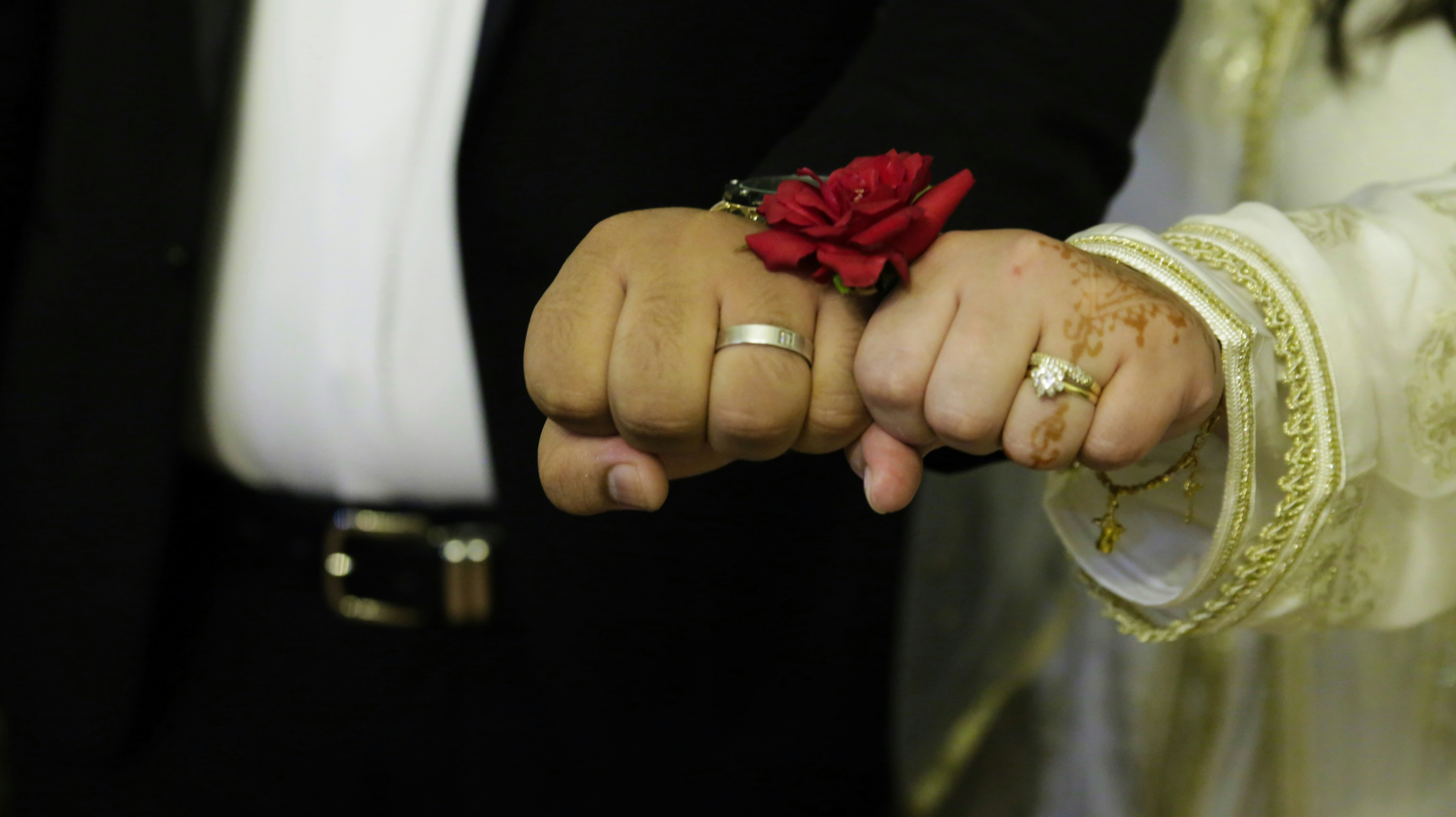 photo-1630801059808-1a29d15a2f18?ixid=M3wxMjA3fDB8MXxzZWFyY2h8MTh8fHdvbWVucyUyMHdlZGRpbmclMjByaW5nc3xlbnwwfHx8fDE3NjYxOTk5OTd8MA\u0026ixlib=rb-4.1.0