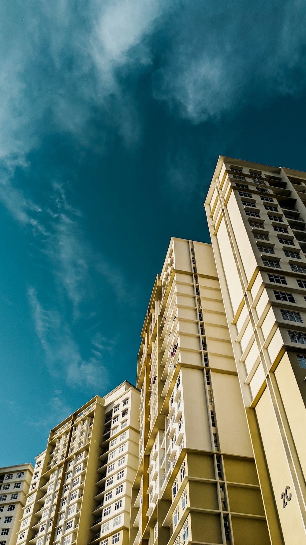 Edificio de hormigón blanco bajo el cielo azul durante el día