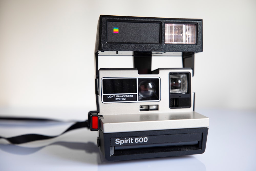 Fotocamera istantanea Polaroid in bianco e nero