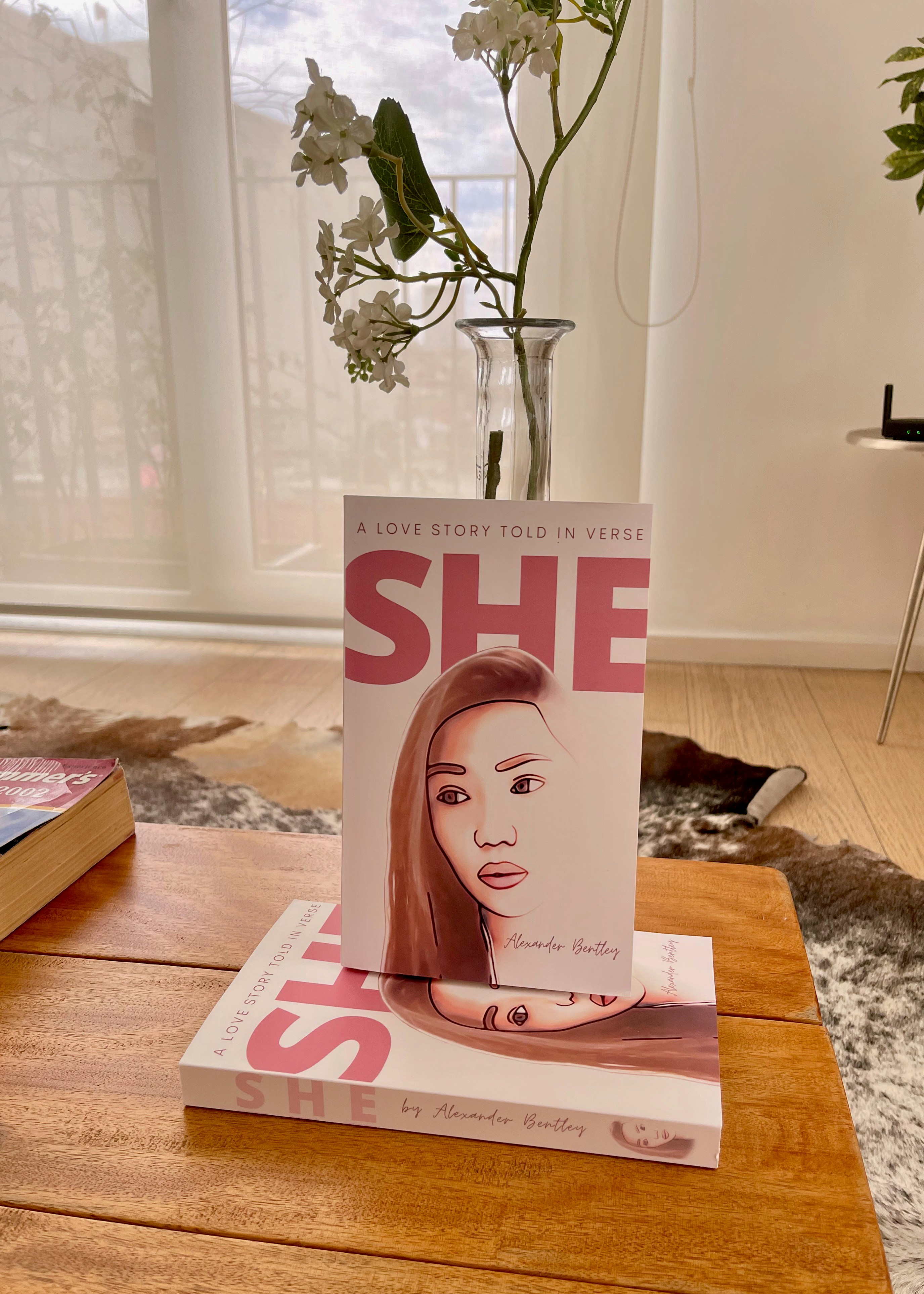 Hello Kitty Box auf braunem Holztisch