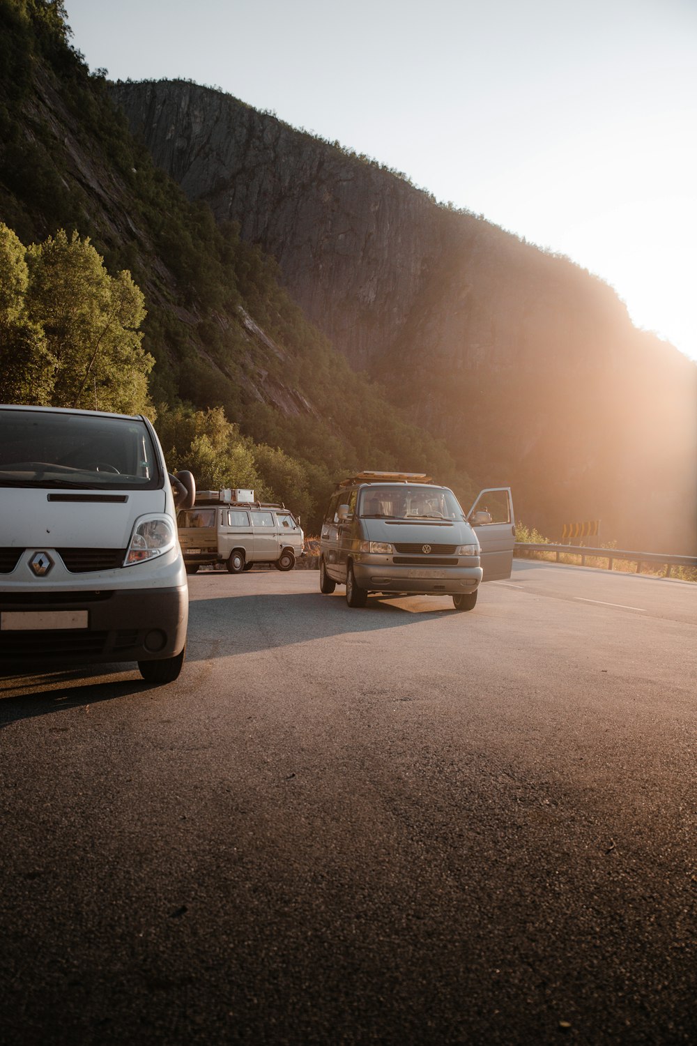 2 voitures sur la route pendant la journée