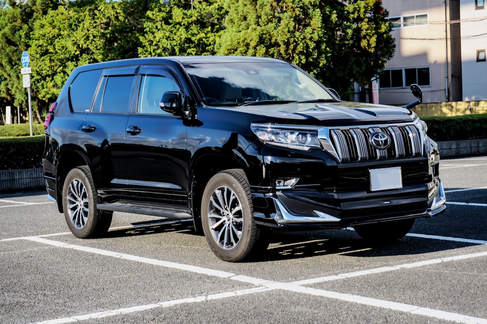 Blauer Audi SUV tagsüber unterwegs