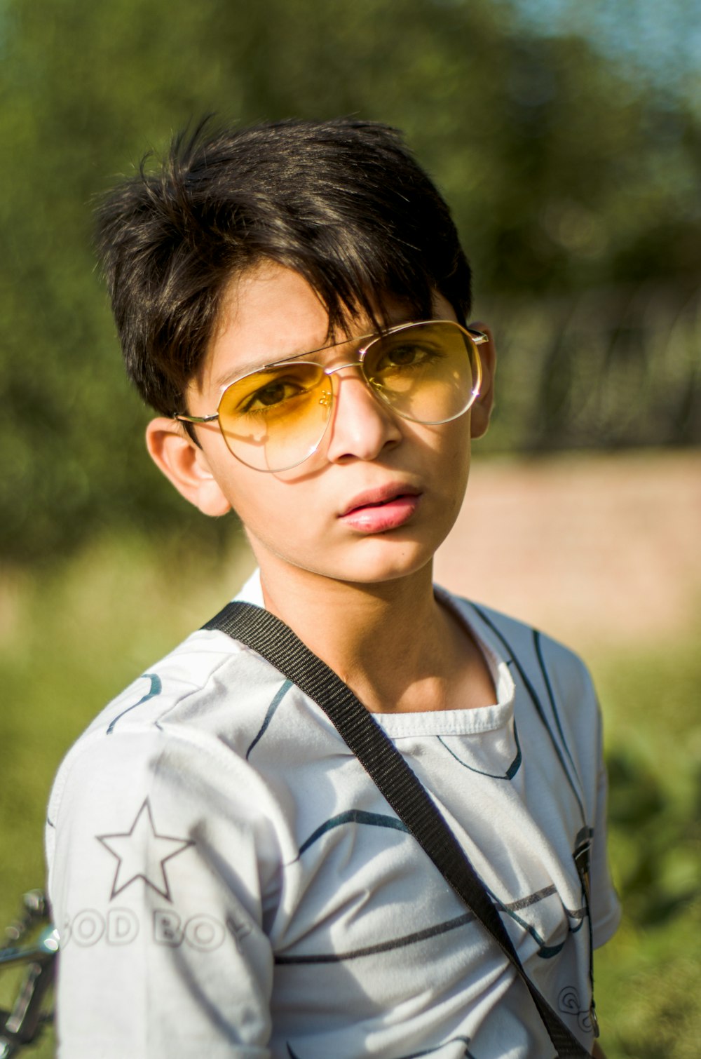 Foto Niño con chaqueta adidas blanca y azul con anteojos – Imagen Pakistán  gratis en Unsplash