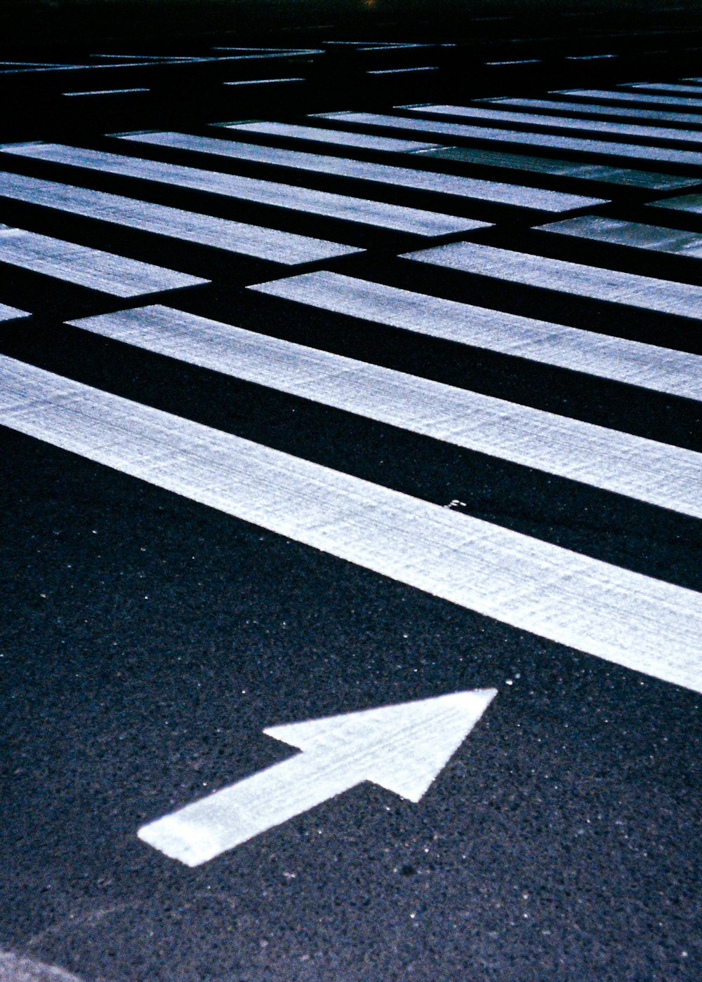 Carril peatonal blanco y negro