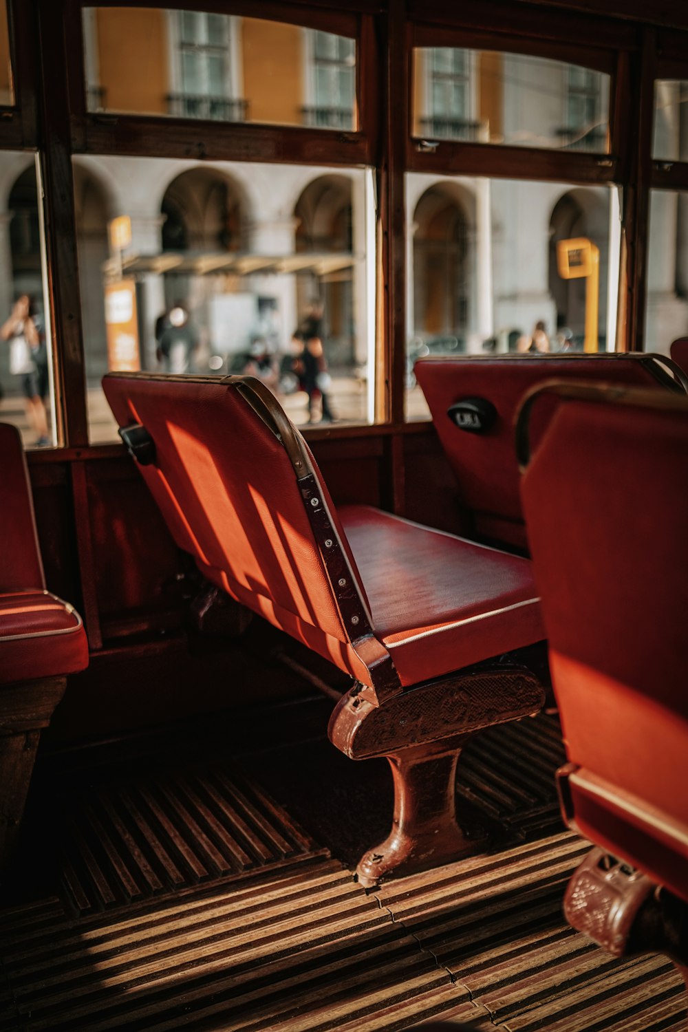 電車の赤い革張りのパッド入り椅子