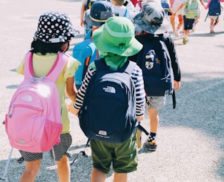 Advice on wearing schoolbag correctly