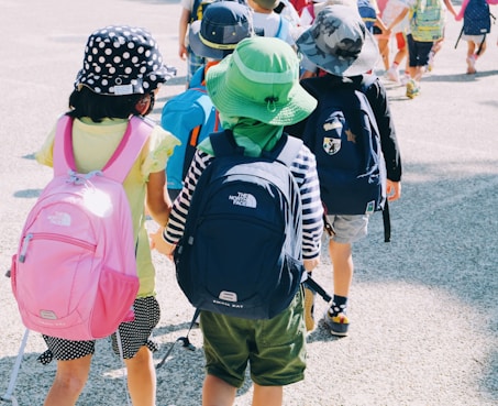 Advice on wearing schoolbag correctly