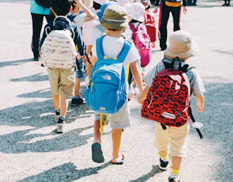 Niños de camino a la escuela, gastos que cubre la cuota alimentaria