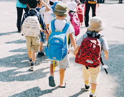 Niños de camino a la escuela, gastos que cubre la cuota alimentaria