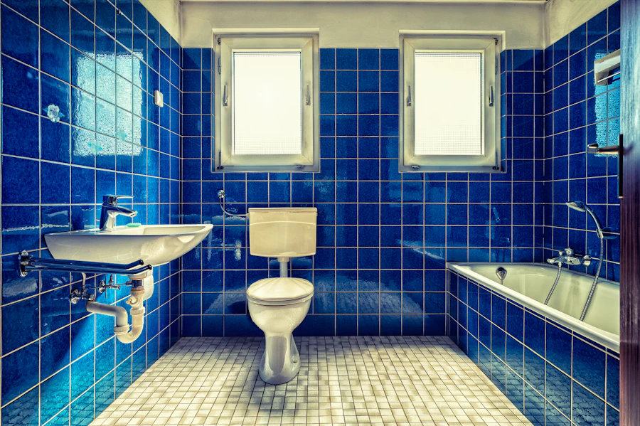Nettoyage salle de bain avec gants jaunes