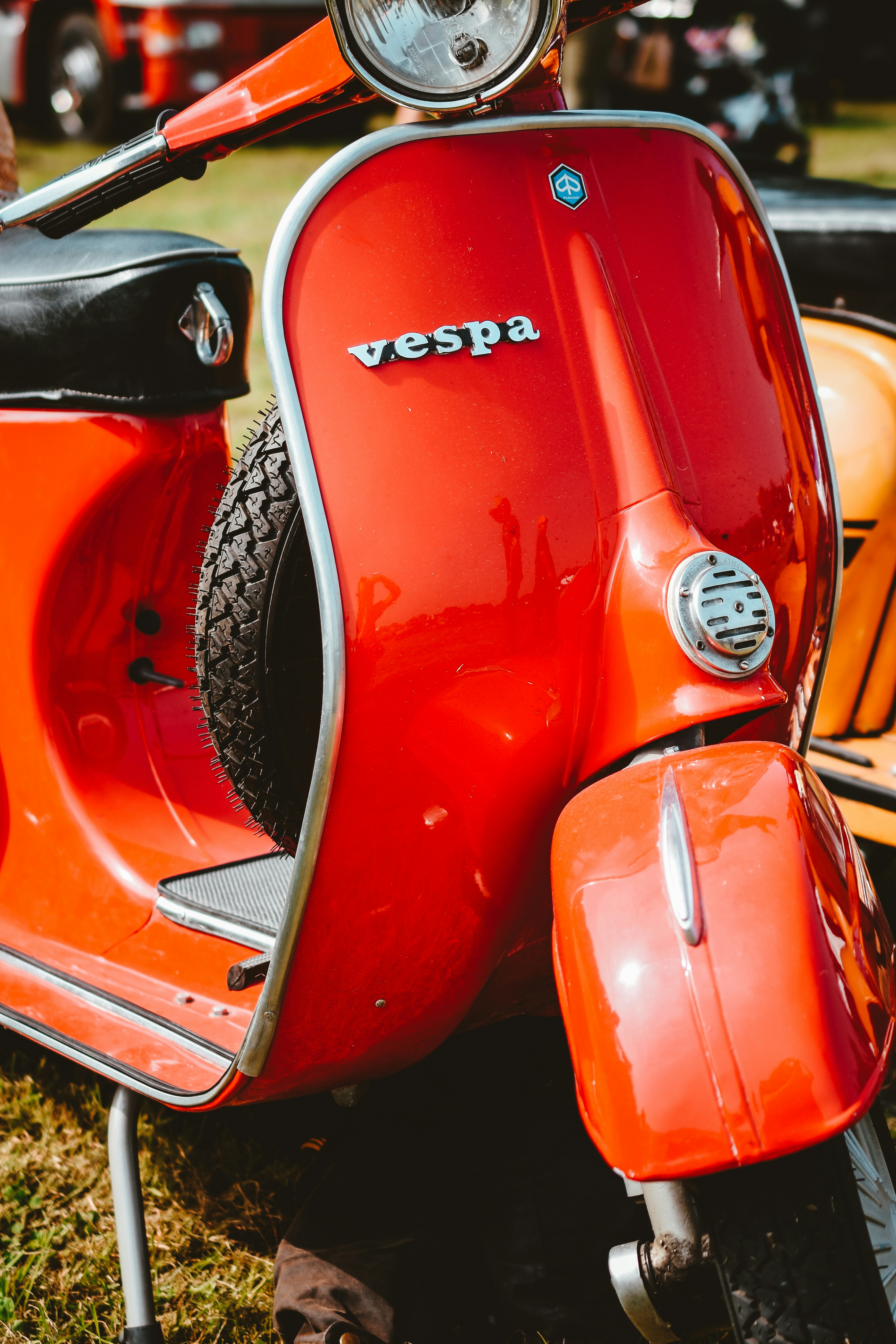 Vespa scooter roja y plateada