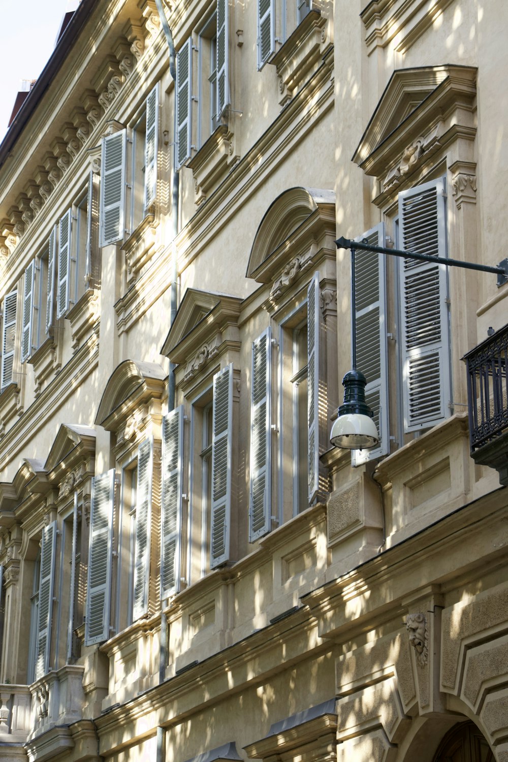 Edificio in cemento beige con finestra in metallo nero