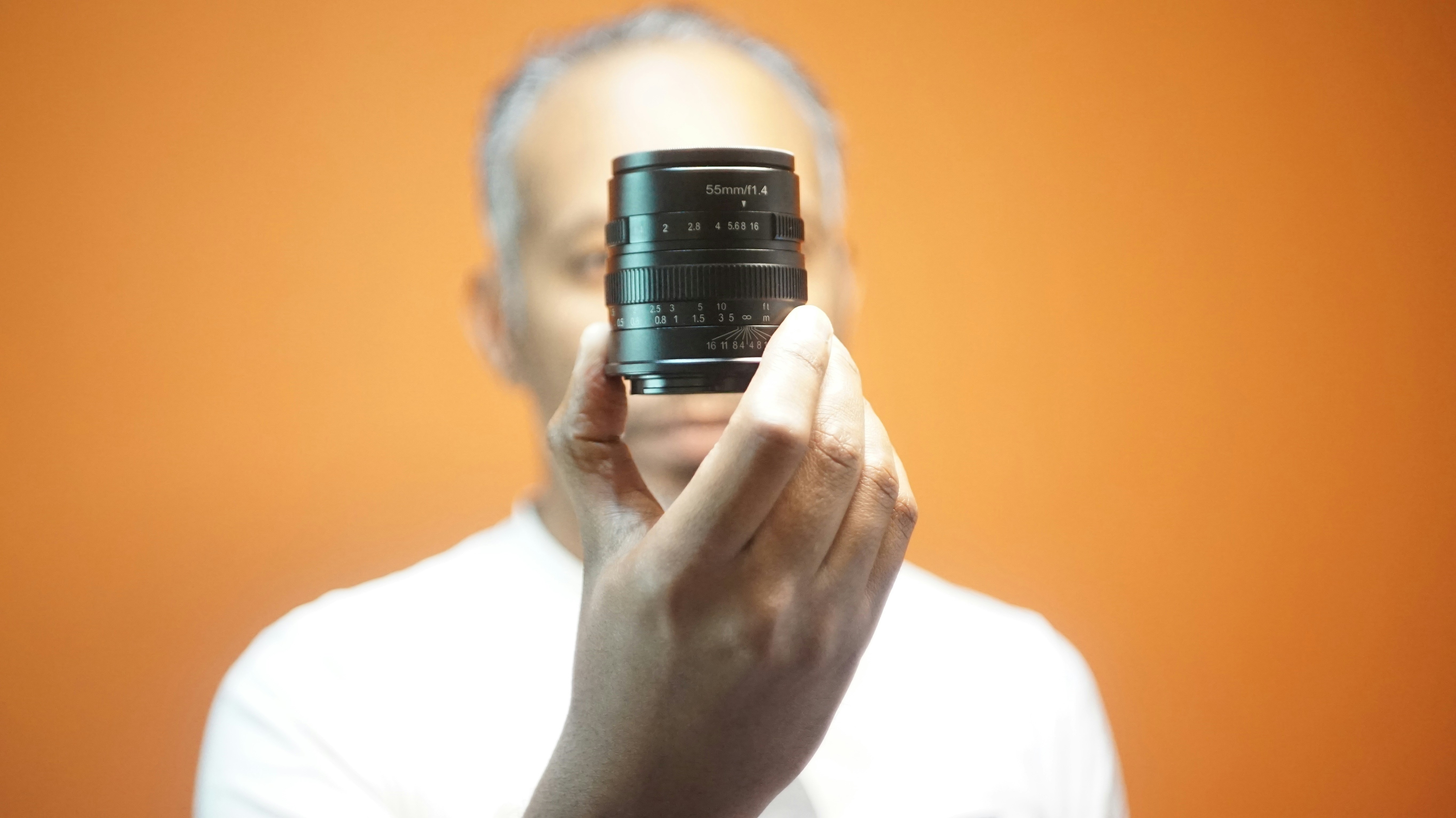 Comparação entre câmera compacta dedicada e smartphone de alto desempenho para fotografia
