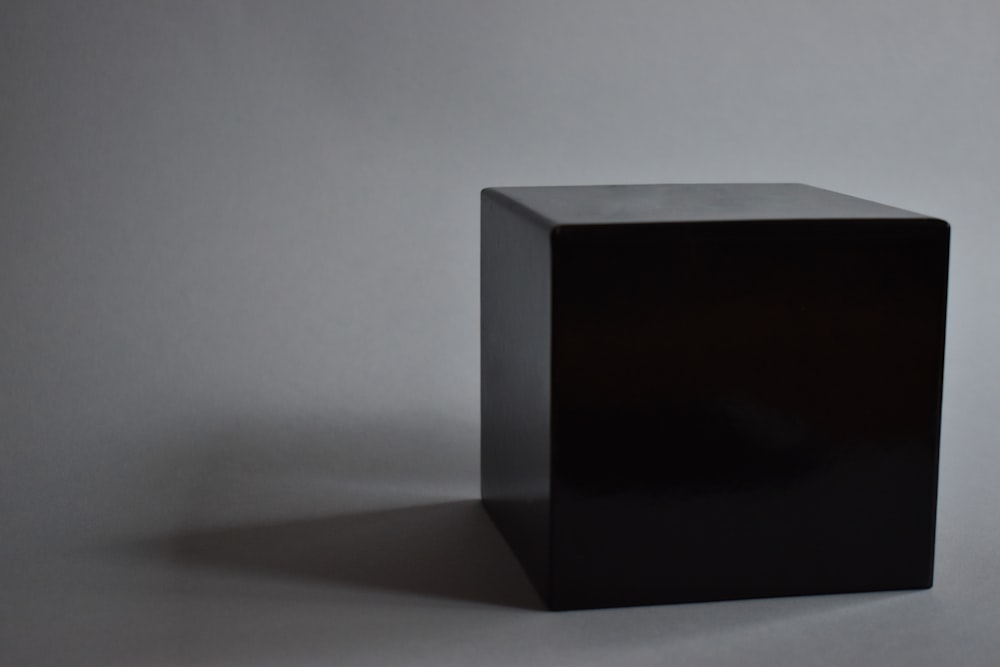 白いテーブルの上の黒い箱