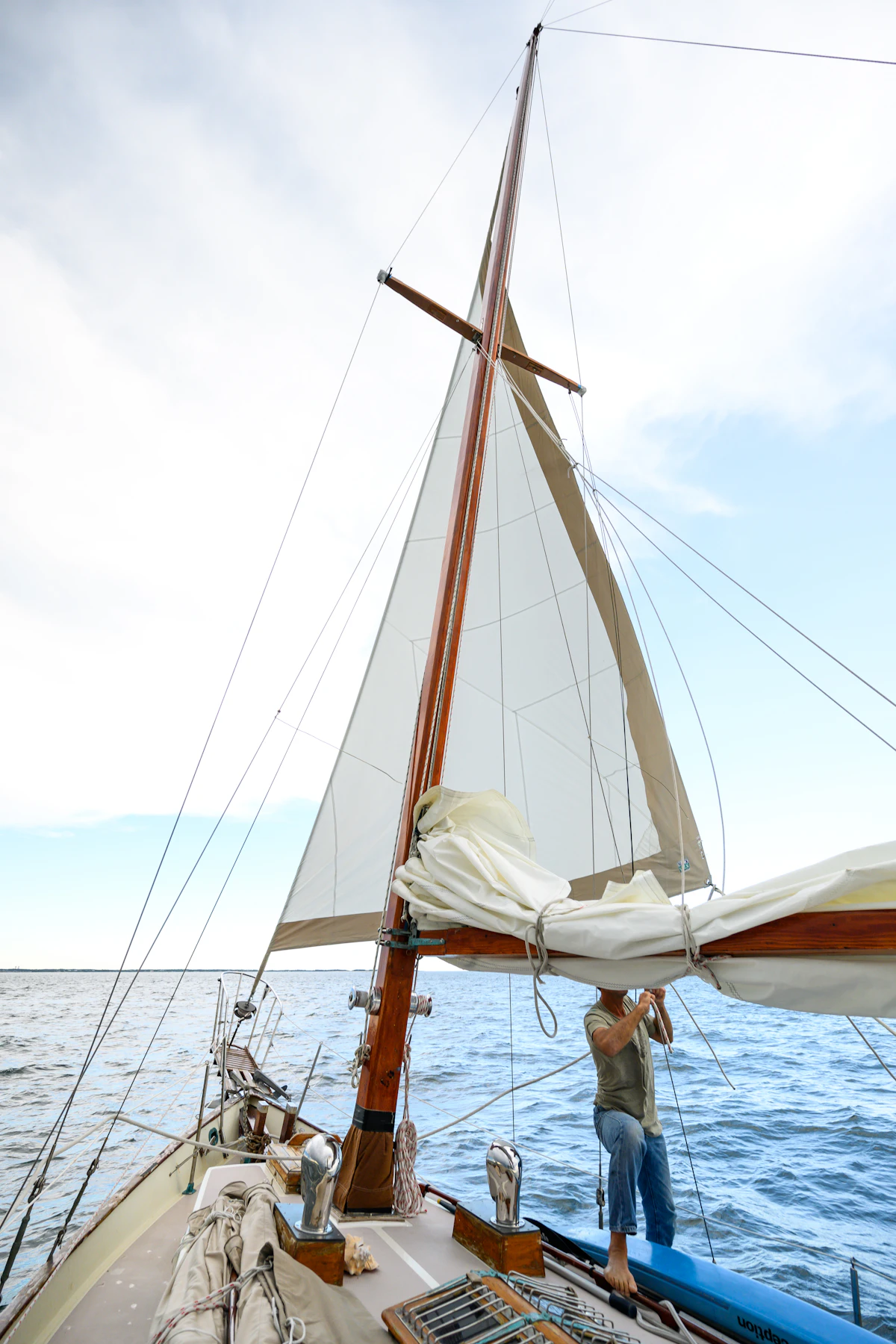 Voilier en teck pour les vents du golfe Saronique