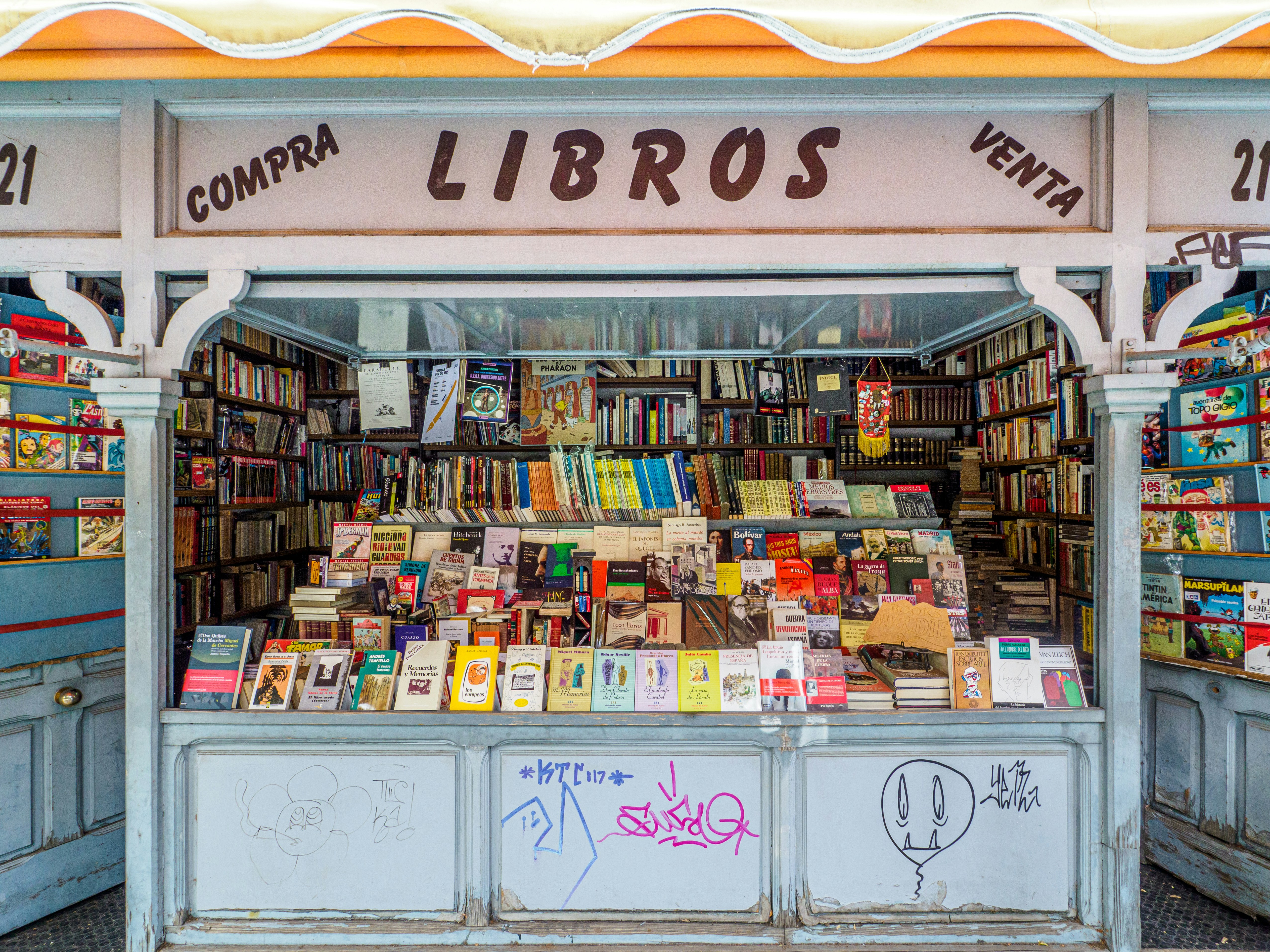 Second-hand bookstores in Cuesta de Moyano in El Retiro, Madrid (Spain)