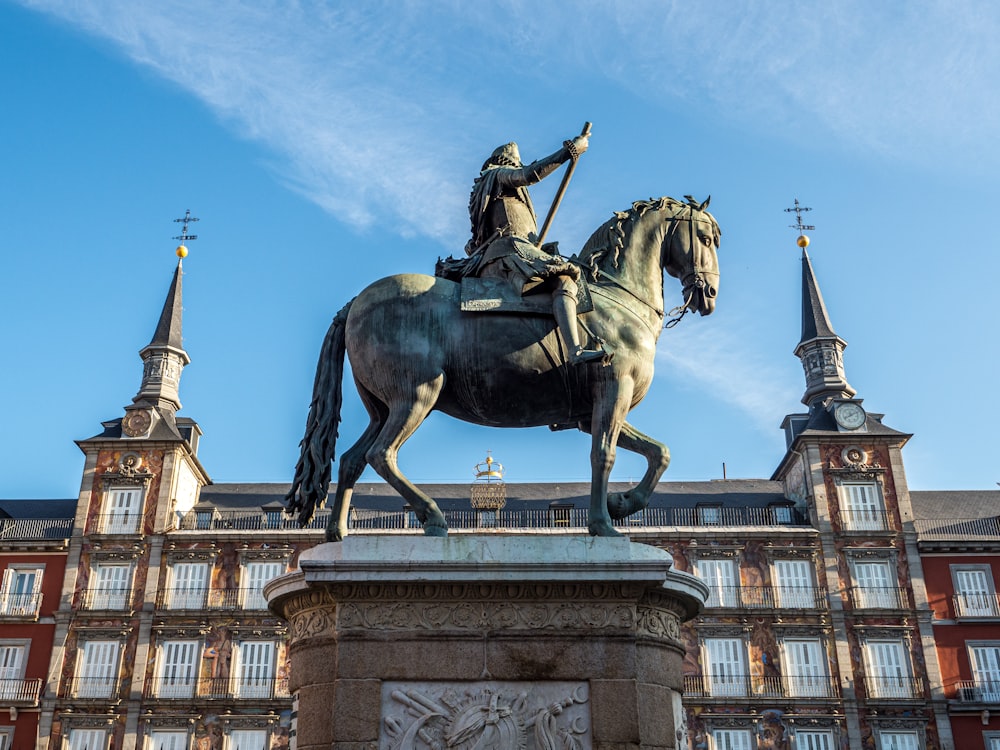 Estatua de un hombre montando a caballo durante el día