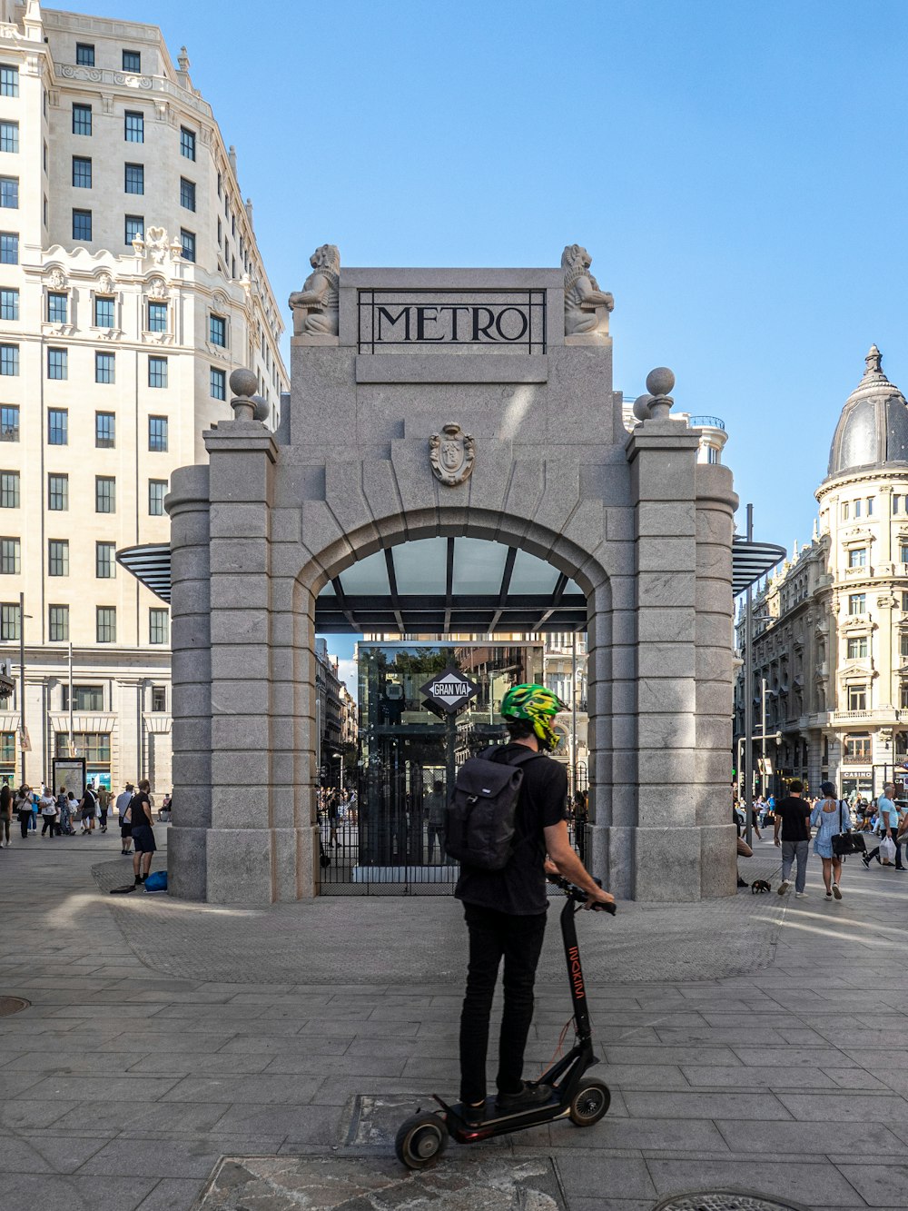 Personas caminando por la calle cerca del edificio durante el día