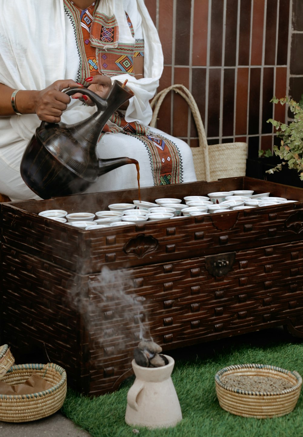 Théière en céramique noire sur table tissée marron