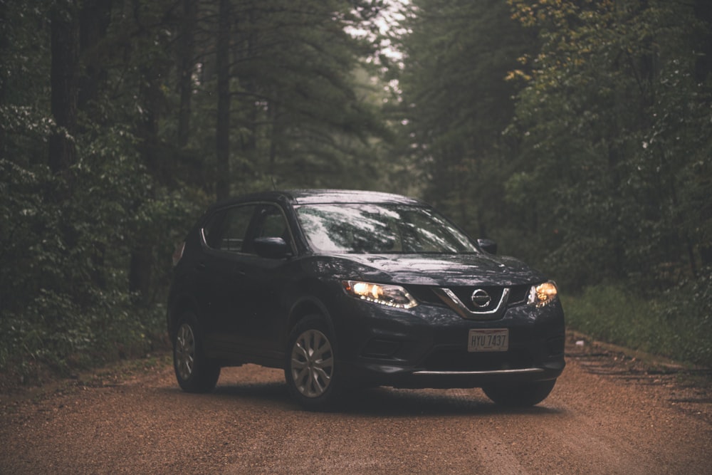 berline Honda noire sur la route pendant la journée