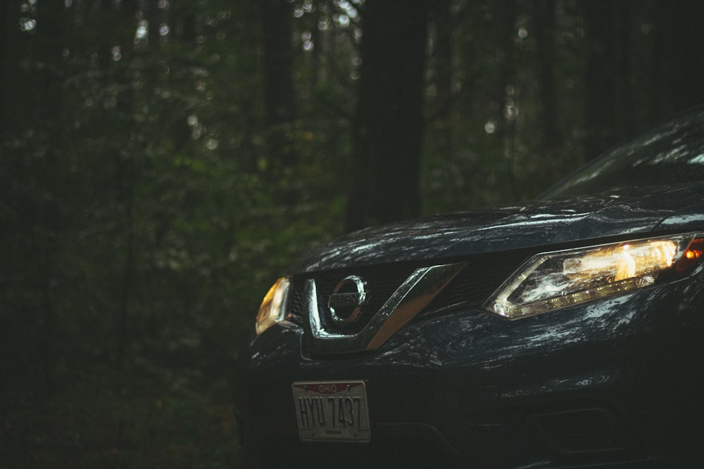 BMW M 3 coupé noir en forêt