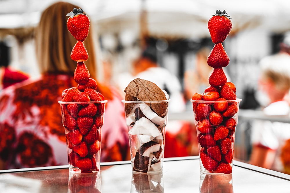 Helado rojo y marrón en vaso transparente