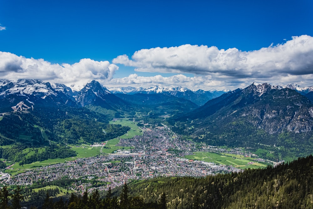 Montagnes vertes sous le ciel bleu pendant la journée