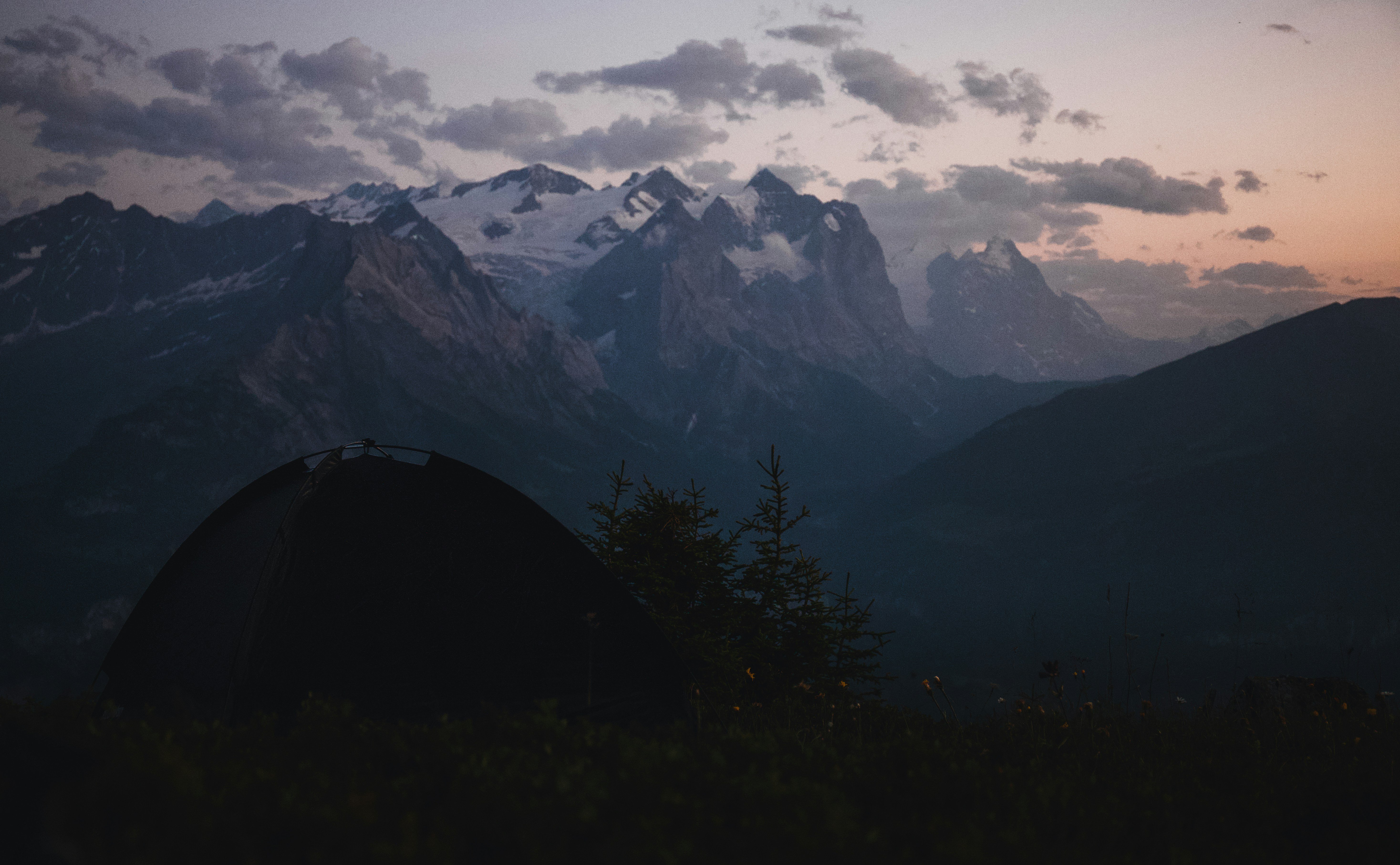 Schwarze und weiße Berge unter weißen Wolken