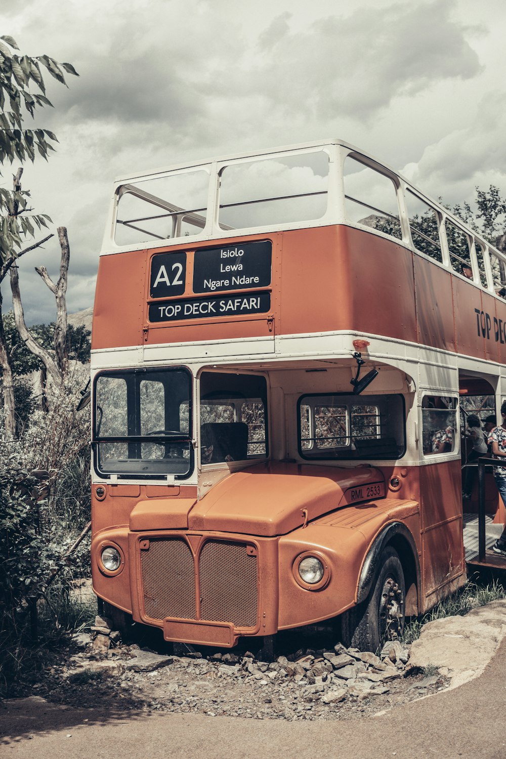 orange-weißer Bus tagsüber unterwegs