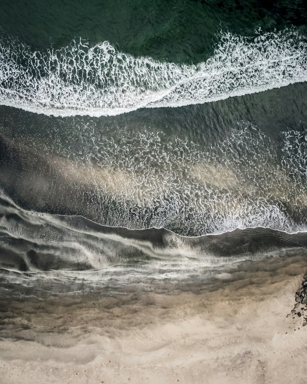 Onde dell'oceano che si infrangono sulla riva durante il giorno