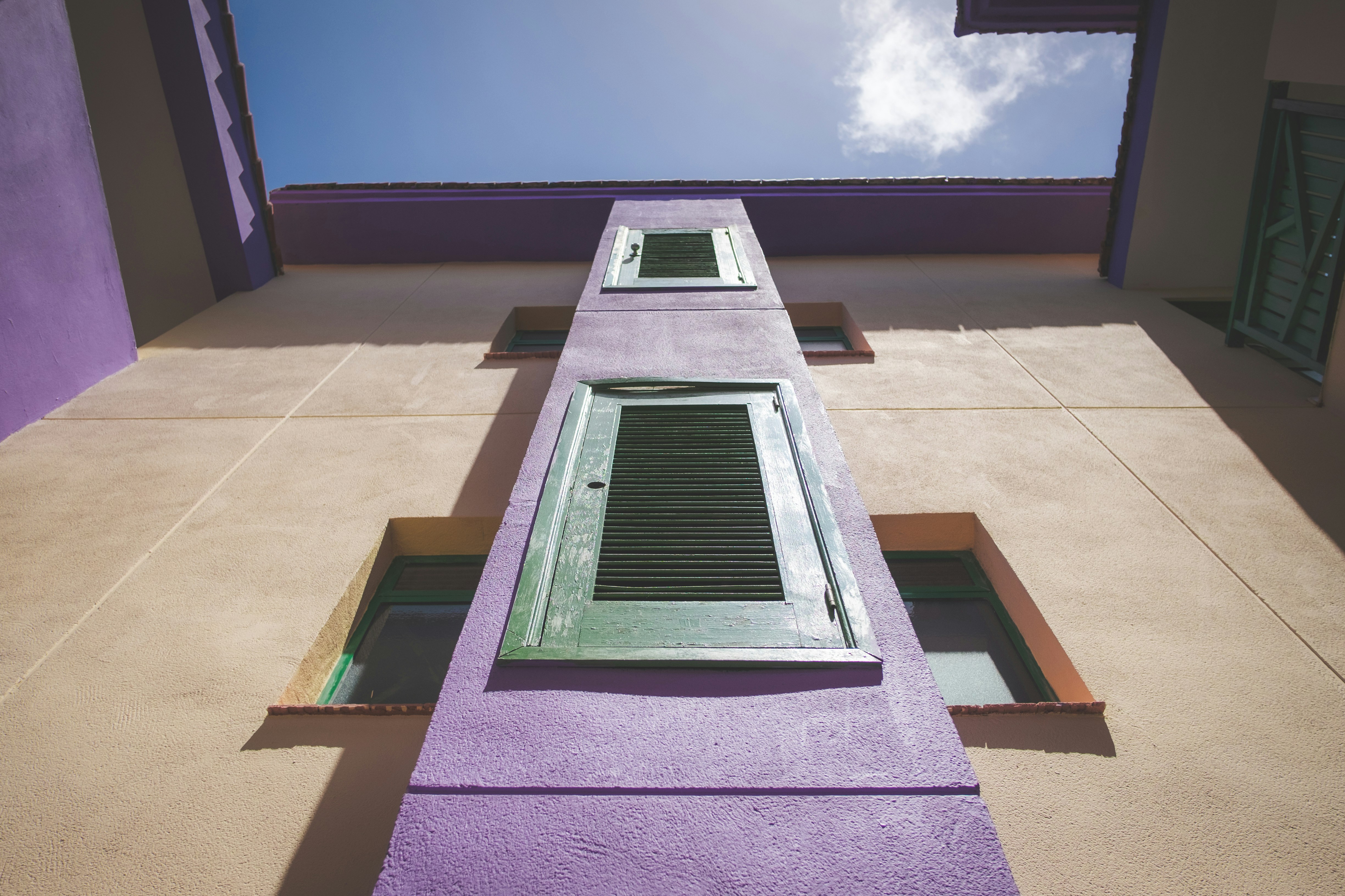 Croix en béton blanc sur banc en béton violet