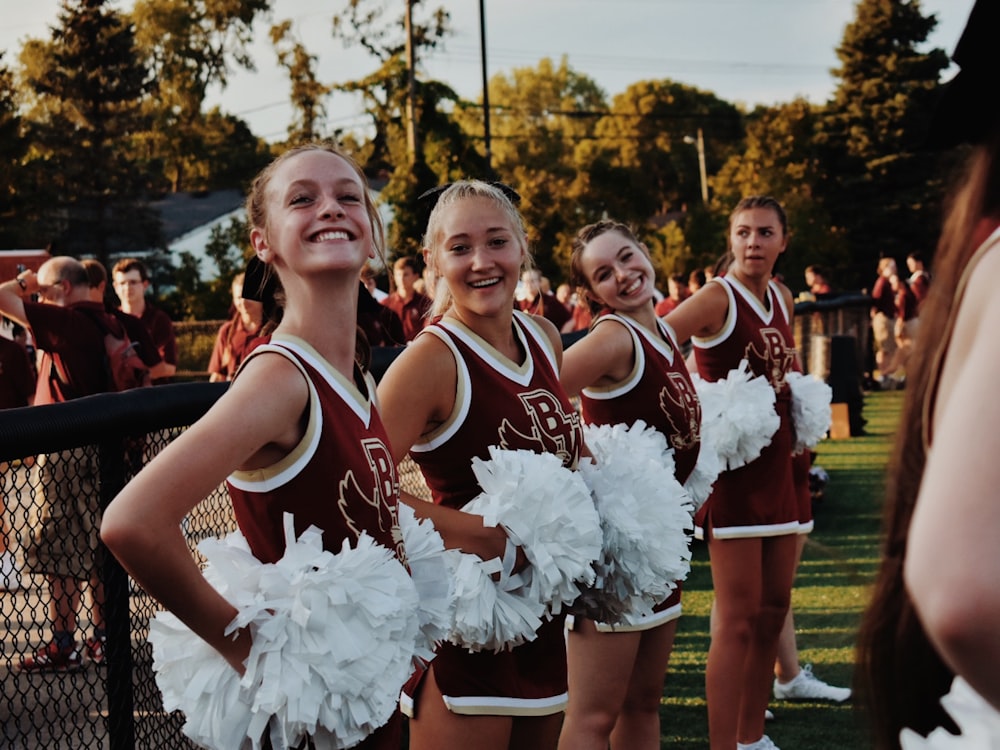 2 207 photos et images de Cheerleader Holding Pom Poms - Getty Images