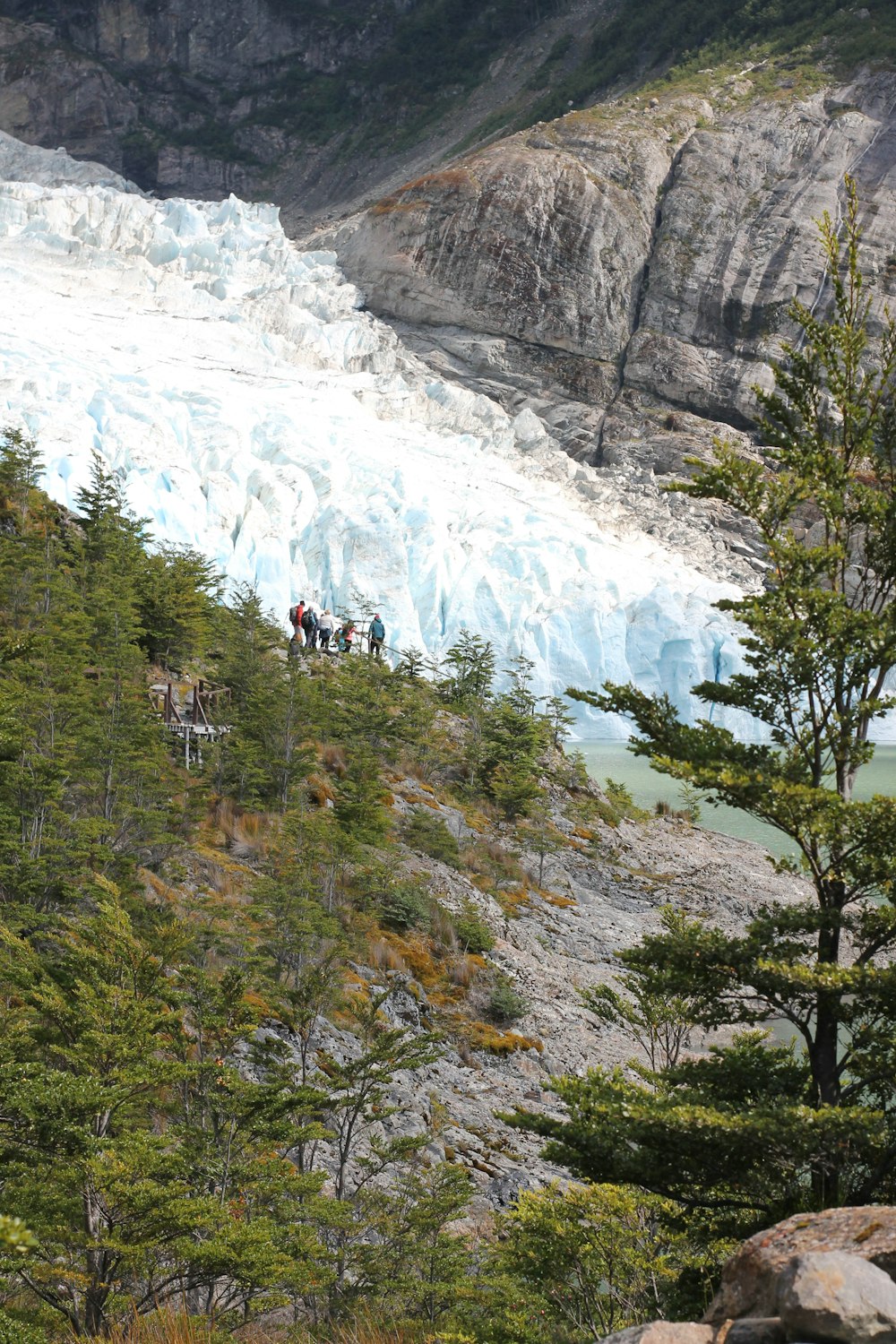 Gente que camina en la montaña durante el día