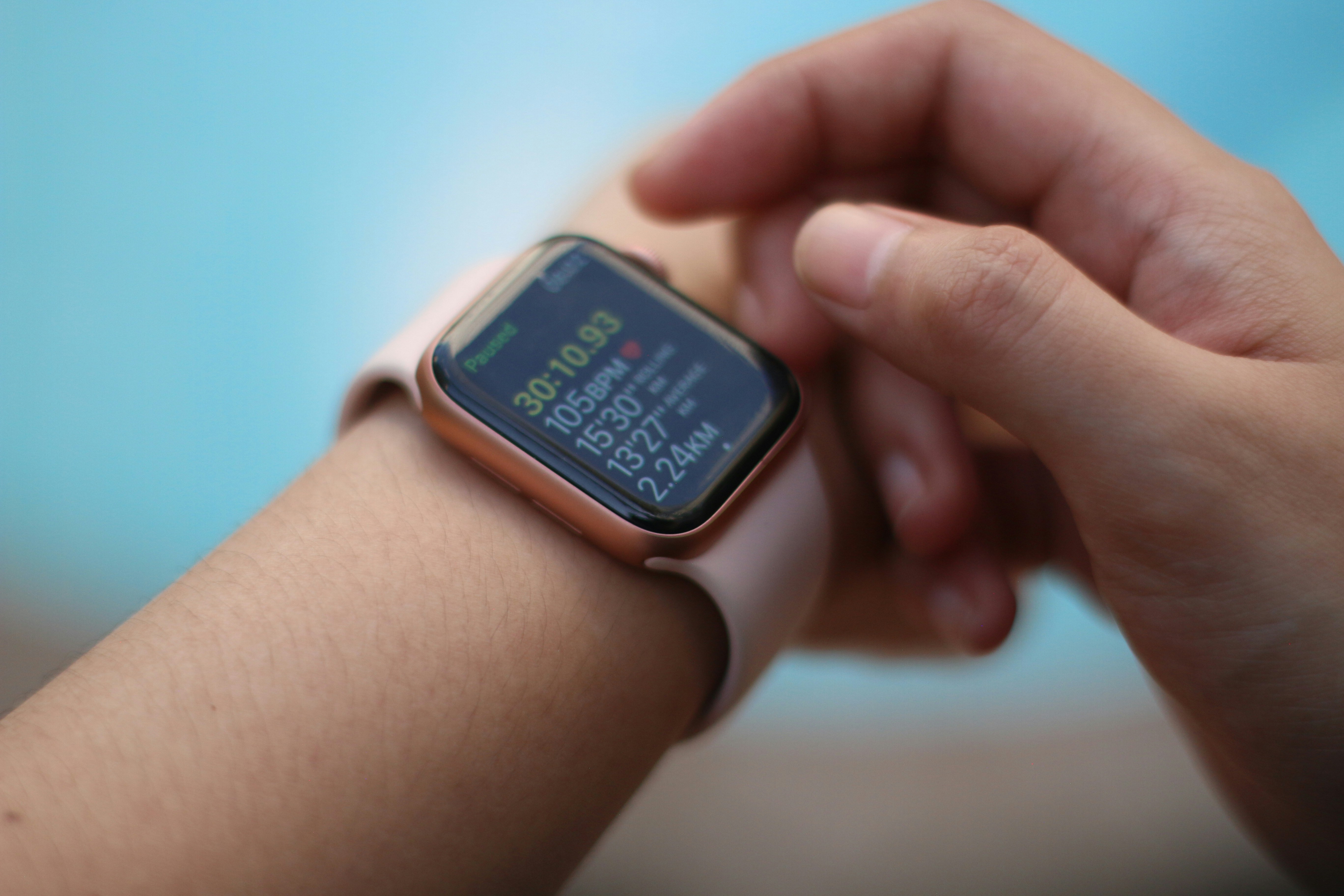 photo-1630893795974-f4e2fa294391?ixid=M3wxMjA3fDB8MXxzZWFyY2h8MTh8fHNtYXJ0JTIwd2F0Y2glMjB3aXRoJTIwaGVhcnQlMjByYXRlJTIwdHJhY2tpbmd8ZW58MHx8fHwxNzYyNjI0MzI3fDA\u0026ixlib=rb-4.1.0