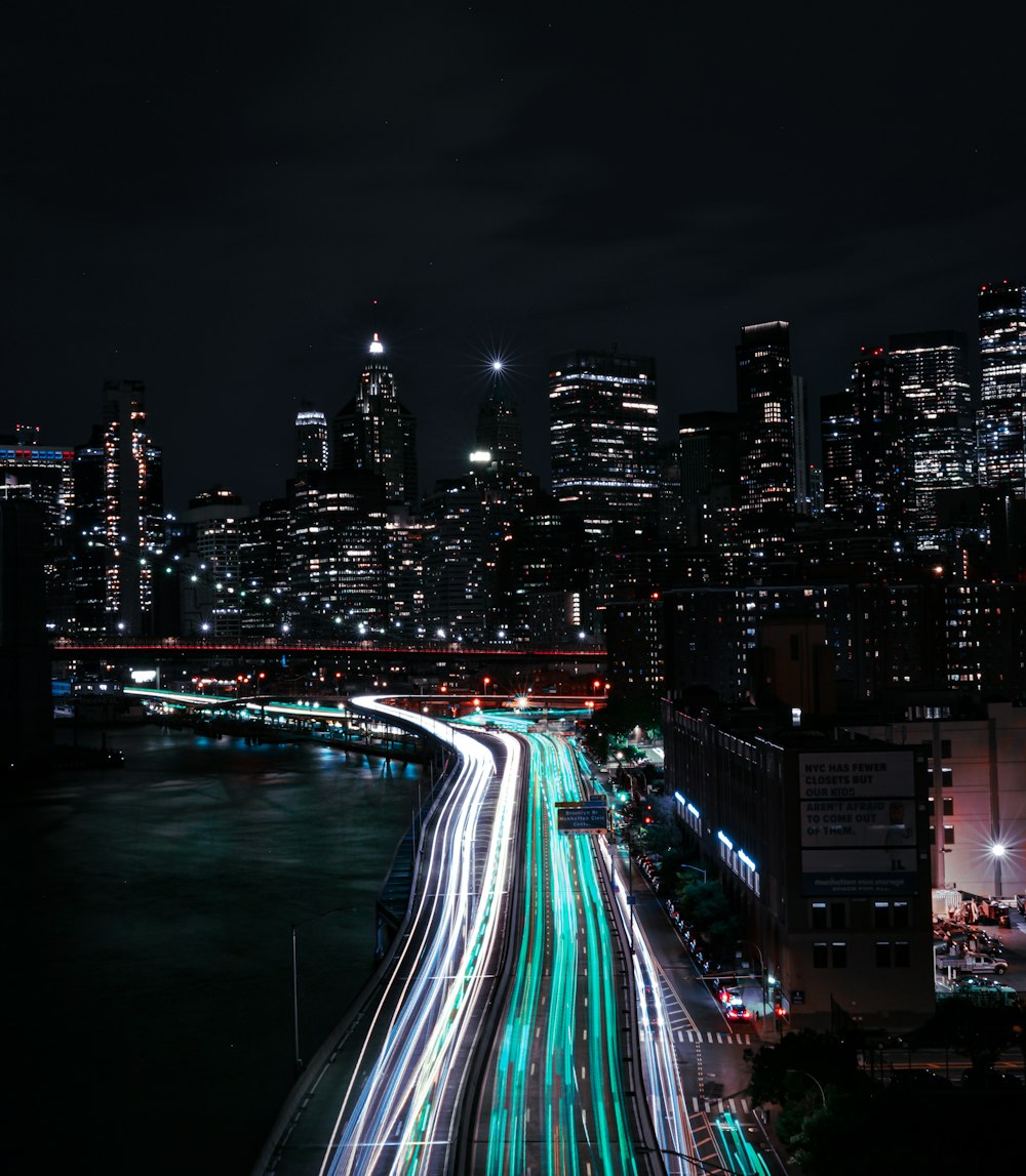 야간 도시 조명의 타임랩스 사진