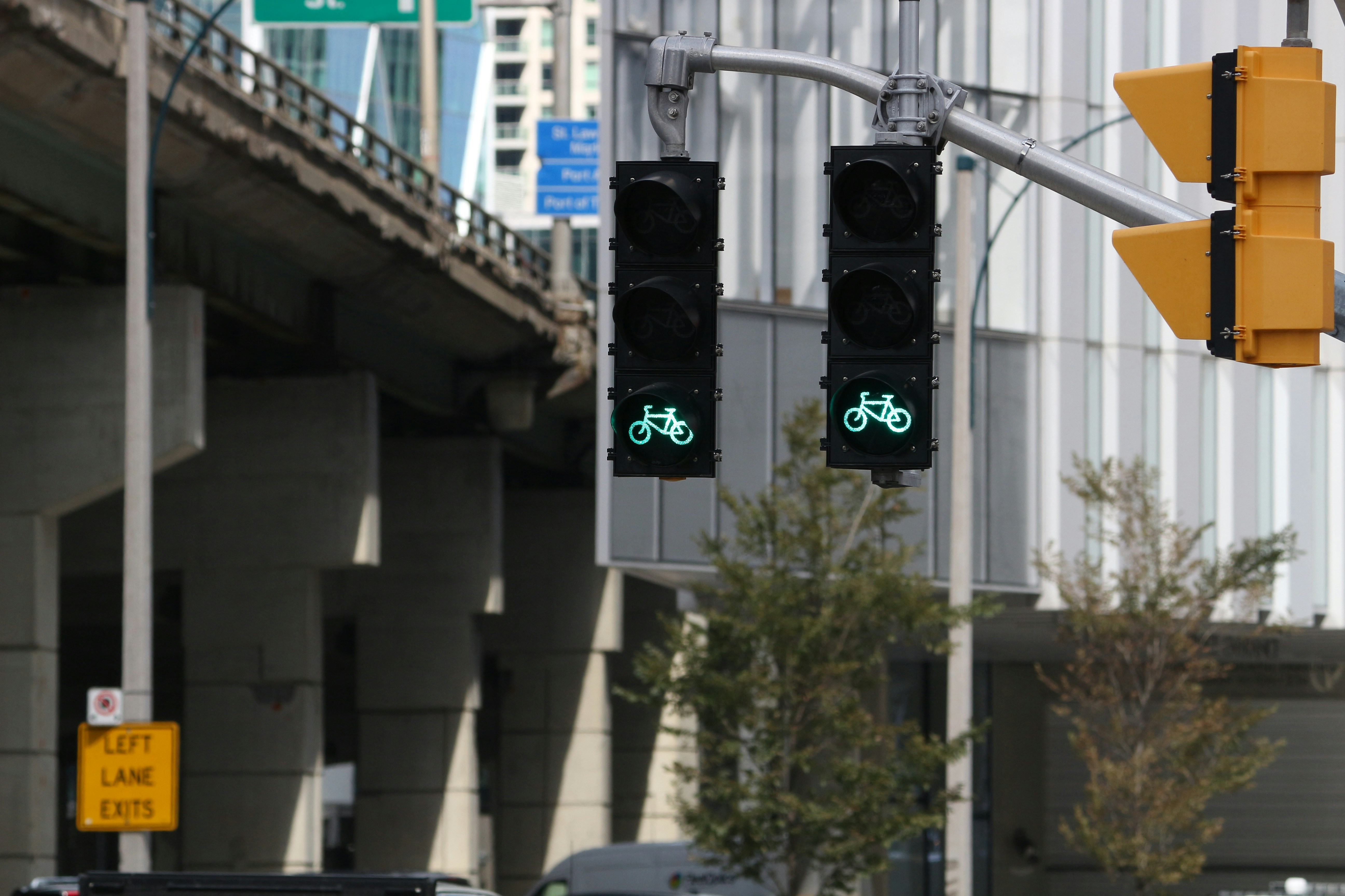 traffic light with green light