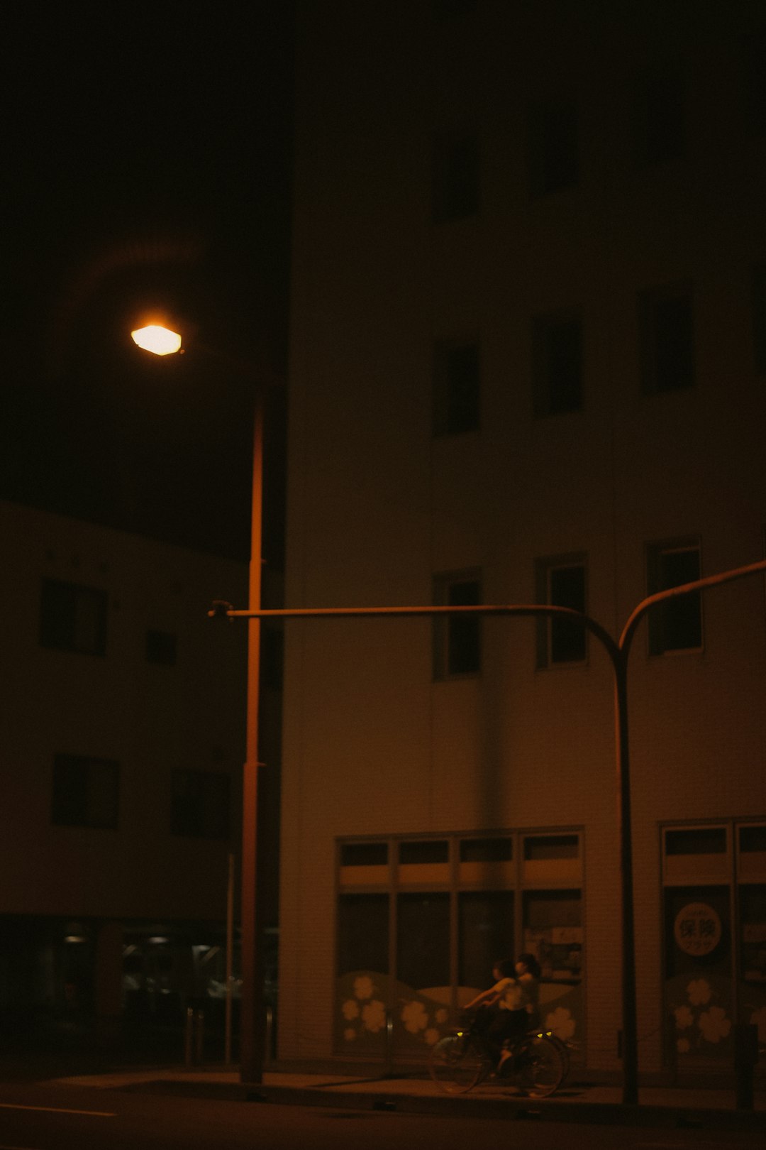 yellow light post near building