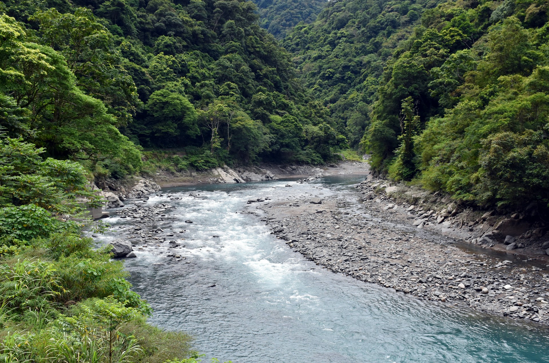 gray computer monitor