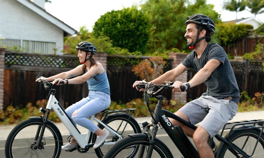 homme en t-shirt noir équipant un vélo blanc