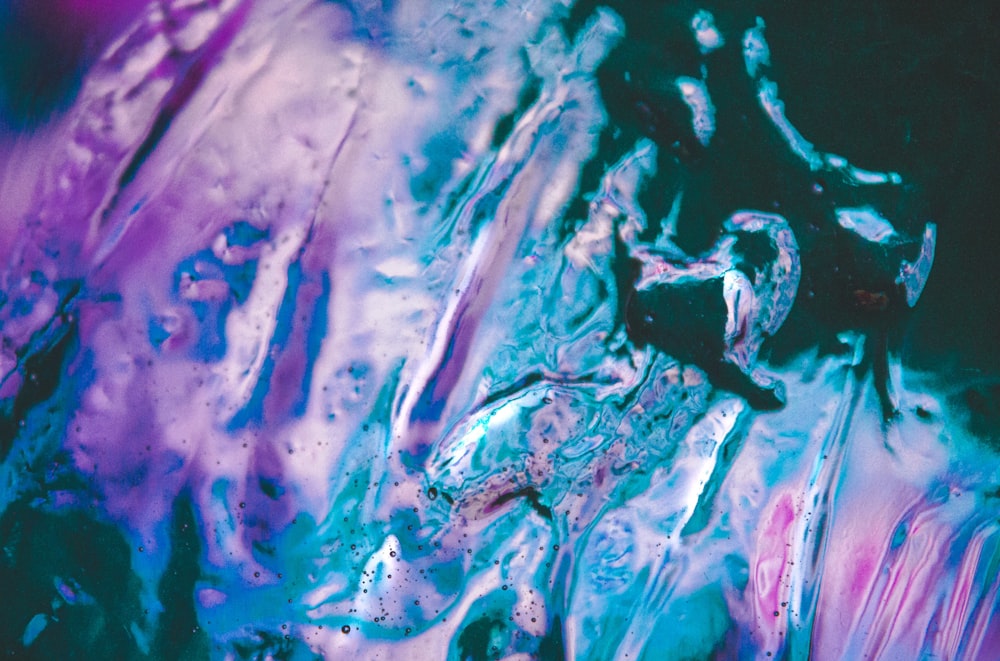 Pintura abstracta púrpura y blanca
