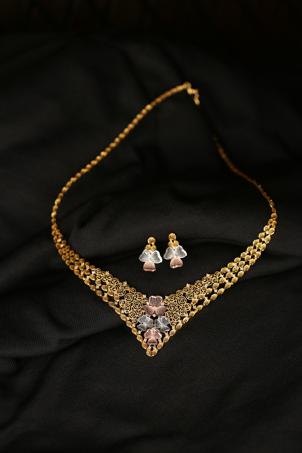silver diamond studded heart pendant necklace