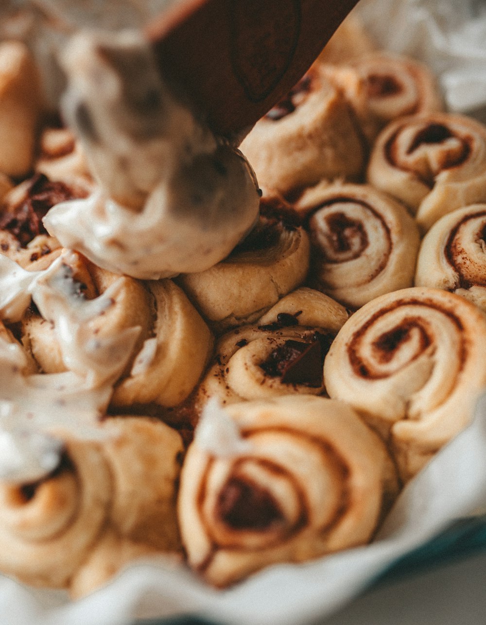 brown and white bread with white cream