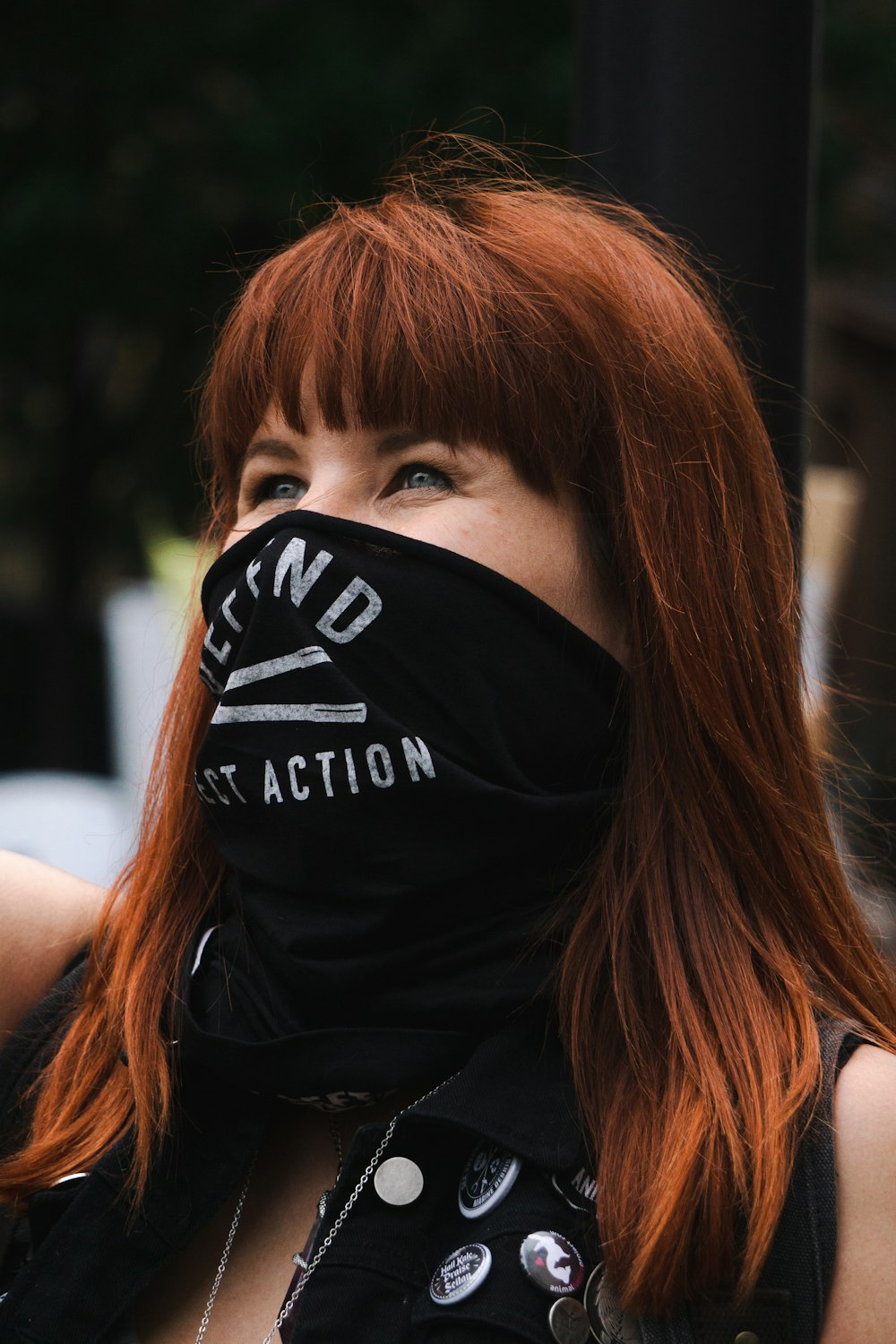Foto de mujer con camiseta adidas en blanco y negro – Imagen gratuita  Justicia social en Unsplash
