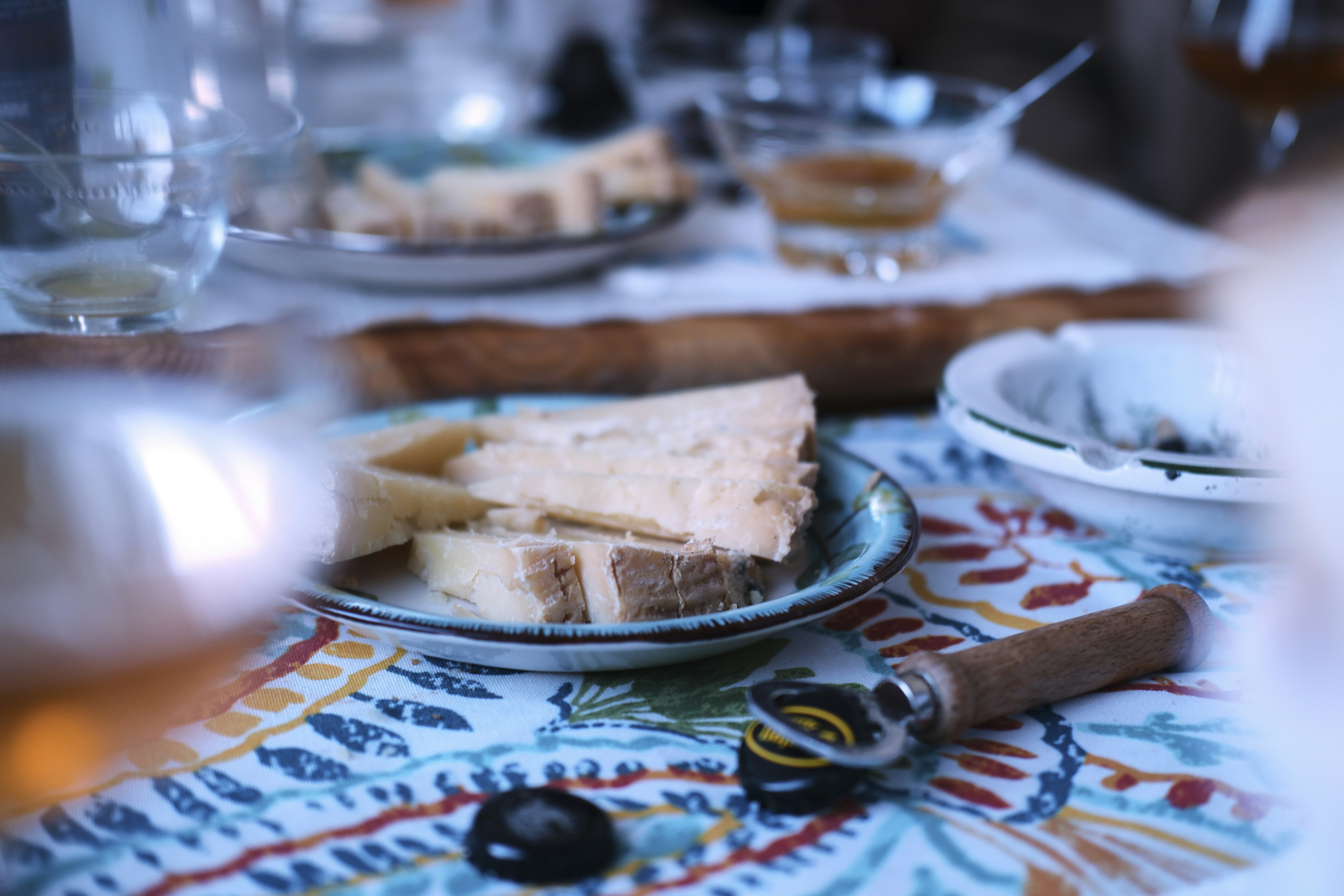 스테인레스 스틸 트레이에 얇게 썬 빵