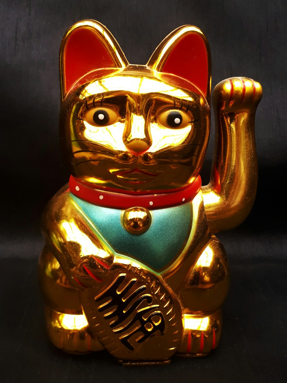 Figura de gato de cerámica dorada y roja