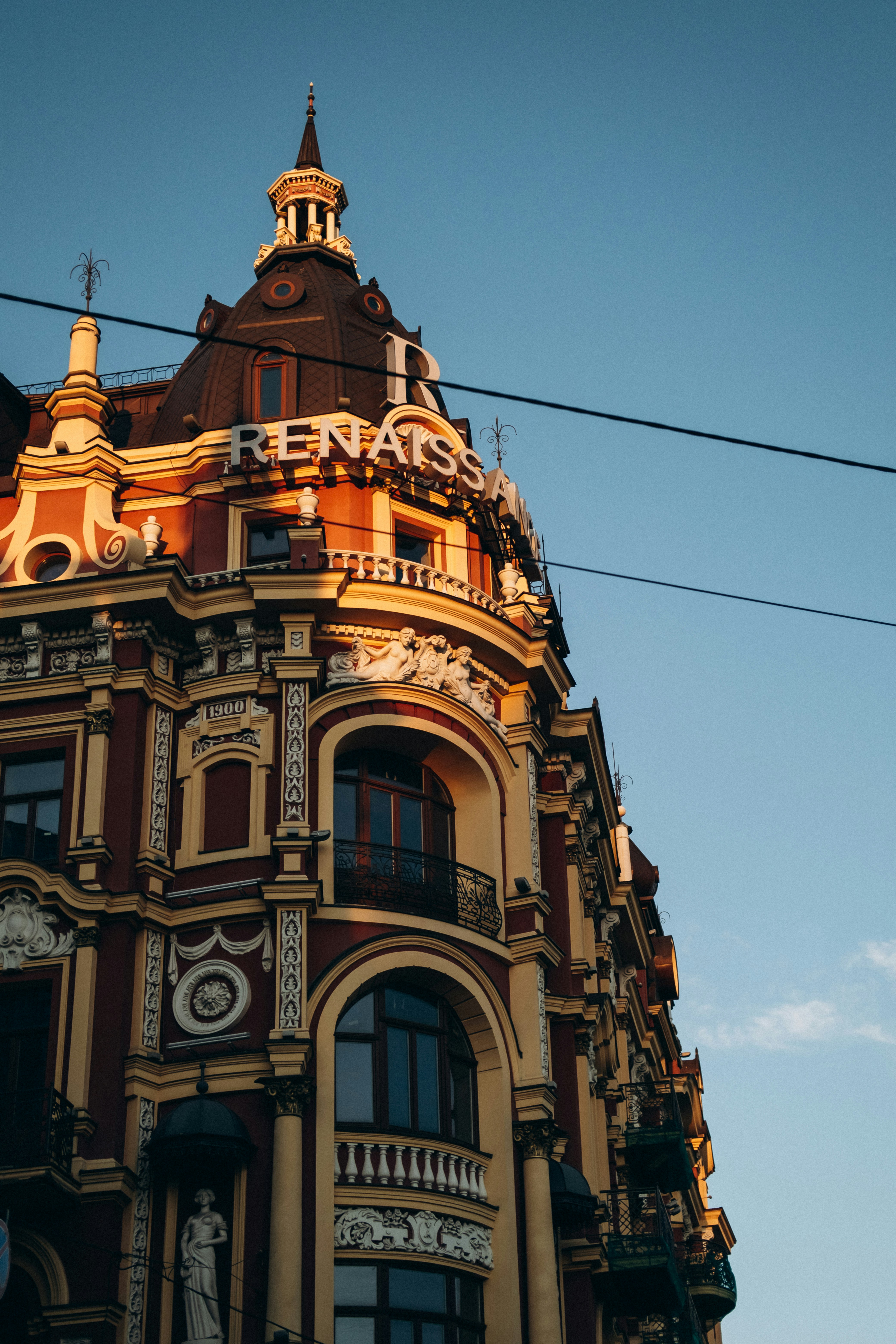 Bâtiment en béton brun sous le ciel bleu pendant la journée
